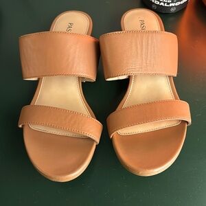 The slide passion footwear convertible heel 7.5 whiskey